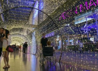 La Cambogia archivia Pol Pot con selfie, Porsche e fast food