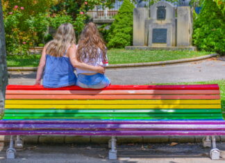 Lotta contro le discriminazioni LGBT: a Milano 10 panchine “arcobaleno”