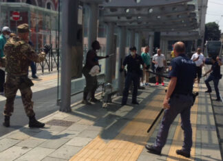 Torino, linea 4, ragazza minaccia passeggeri in attesa con un coltello