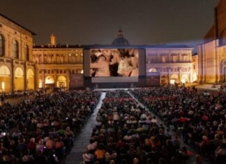Film porno sullo schermo di Piazza Maggiore a Bologna