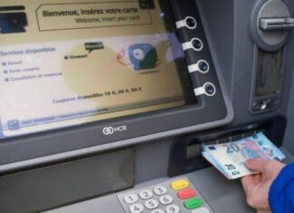 La truffa elegante del bancomat: “Guardi, ci sono venti euro per terra”