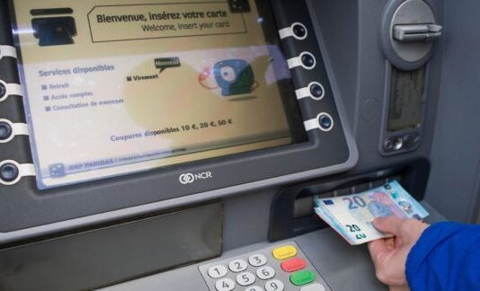 La truffa elegante del bancomat: “Guardi, ci sono venti euro per terra”