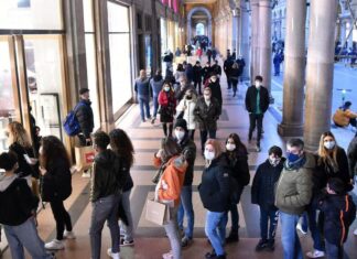 Invasioni e assembramenti. La distanza è di 1 metro, basta foto ingannevoli