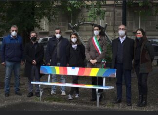 Vittorio Sgarbi: Panchine arcobaleno sono sfregio al decoro pubblico