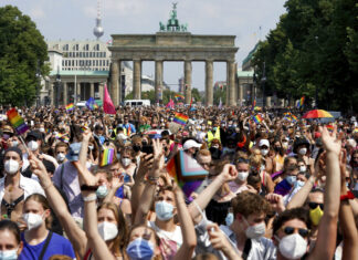Berlino sfila per i diritti LGBTQ+ in Ungheria e Polonia