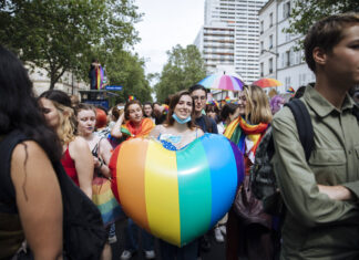 Francia: vietate le terapie di conversione dell’orientamento sessuale Manifestazione LGBT a Parigi, 26 giugno 2021.