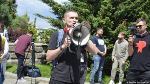 Viktor Pylypenko durante una manifestazione.