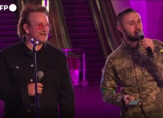 Bono Vox a sorpresa a Kiev e canta con tre soldati ucraini “Stand by me” Bono Vox Ucraina