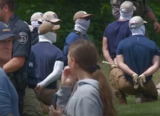 31 persone con legami a gruppi nazionalisti bianchi arrestate vicino a una parata del Pride in Idaho Police arrest 31 people with ties to white nationalist hate group near Pride event in Coeur d'Alene