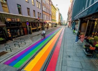 Sparatoria a Oslo, la strada accanto al London Pub si colora di arcobaleno Strada Oslo Arcobaleno