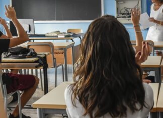 Prof cacciata da scuola perché trans, arriva la sentenza: licenziamento illegittimo, verrà risarcita