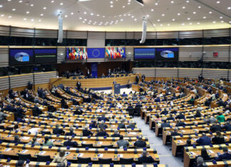 Figli di coppie gay: il Parlamento europeo condanna l’Italia