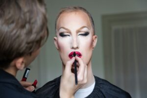 Operazione trucco per il vice sindaco di Stoccolma.