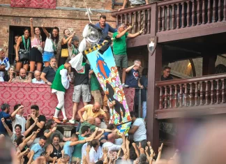 Sul Palio di Siena pioggia di polemiche animaliste. L’orgoglio sardo per cavalli e fantini