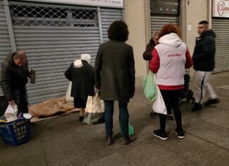 Aumentano i senzatetto e tanti sono giovani. Un morto al giorno tra gli invisibili. Foto Morenox per art senzatetto in arrivo