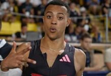 La battaglia vinta (e poi persa) di Sasha Zhoya: niente gonna, alle Olimpiadi sfilerà con i pantaloni