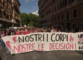 Il governo Meloni impugna la legge siciliana che garantiva il diritto all’aborto