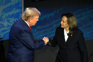 Quella volta che Donald Trump e Kamala Harris si strinsero la mano.....