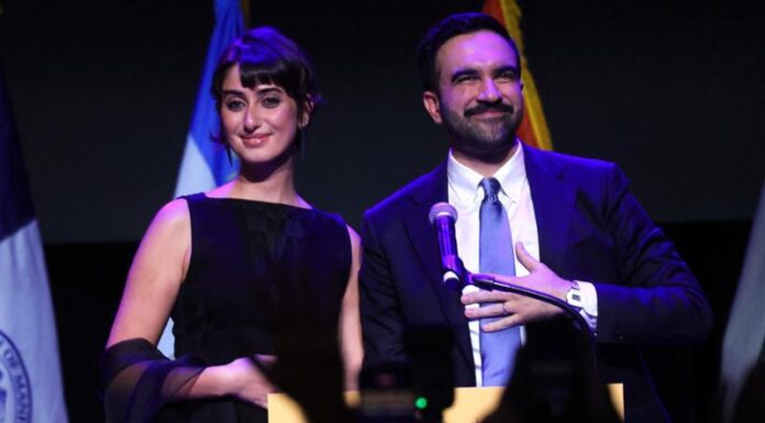 Il neo-sindaco musulmano di New York che sfida Trump scatena l’ira della destra: “E’ un comunista antisemita” Donald Trump nel film: "Mamma, mi sono perso a New York",