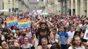 Grande partecipazione ad una precedente edizione del Torino Pride.