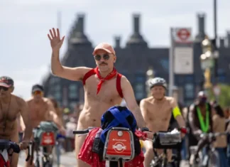 In bici nudi per le strade di Londra: “Basta petrolio e auto nelle città”. I commenti moralisti dei leoni da tastiera