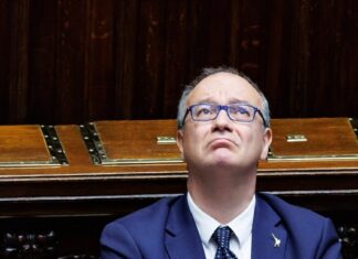 Valditara: “No alla propaganda gender nelle scuole”. Zan: “Legge vergogna”