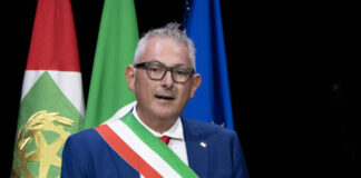 Unito civilmente al suo compagno, ma si oppone a patrocinare il Pride: il paradosso del sindaco di Pordenone