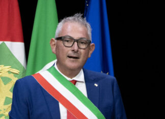 Unito civilmente al suo compagno, ma si oppone a patrocinare il Pride: il paradosso del sindaco di Pordenone