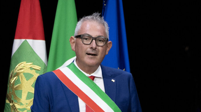 Unito civilmente al suo compagno, ma si oppone a patrocinare il Pride: il paradosso del sindaco di Pordenone
